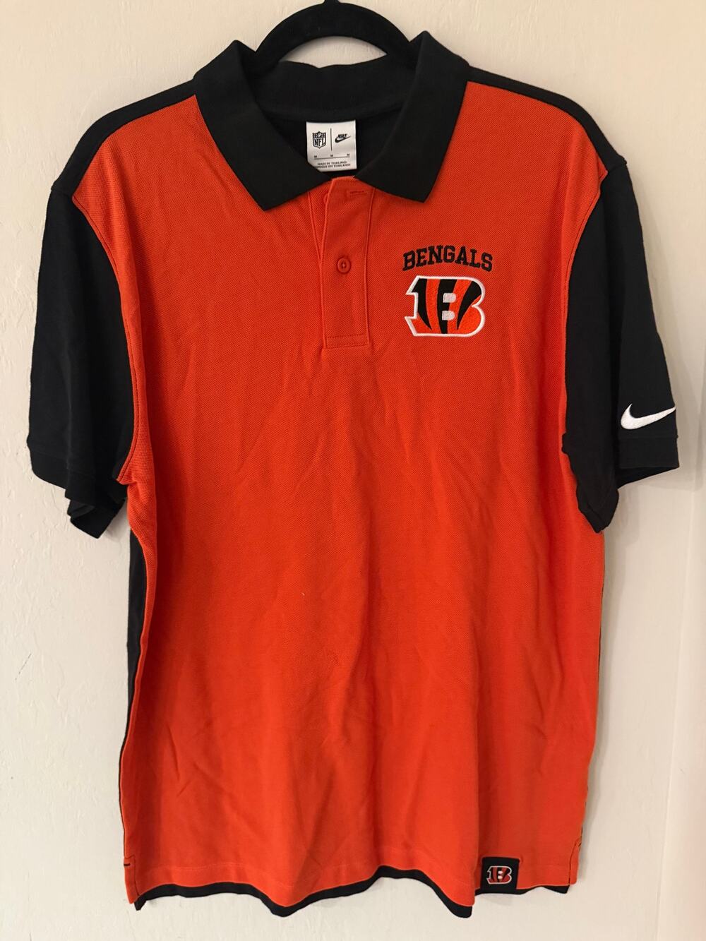 Nike Cincinnati Bengals Men's Polo Shirt Medium Orange (front) Black (back) NWOT